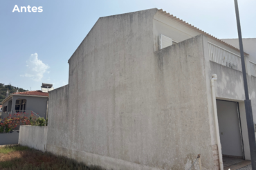 Fachada em Capoto antes de ser limpa em Silves, Faro