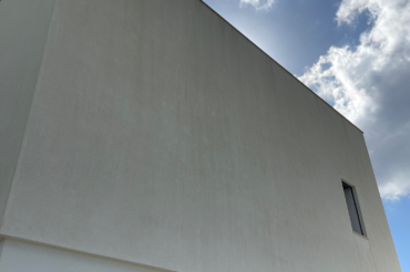 Fotografia de fachadas em capoto antes da limpeza