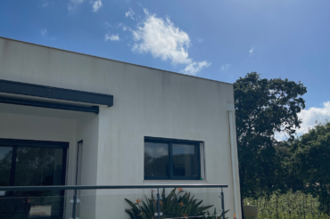 Fotografia de fachadas em capoto antes da limpeza