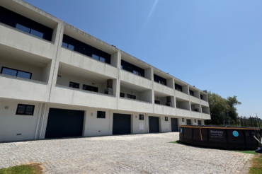 Fotografia de fachadas em capoto antes da lavagem