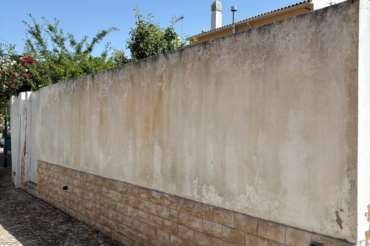 Fotografia de muro pintado antes da lavagem