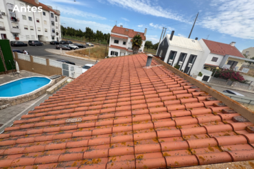 telhado de telha ceramica antes de ser limpo