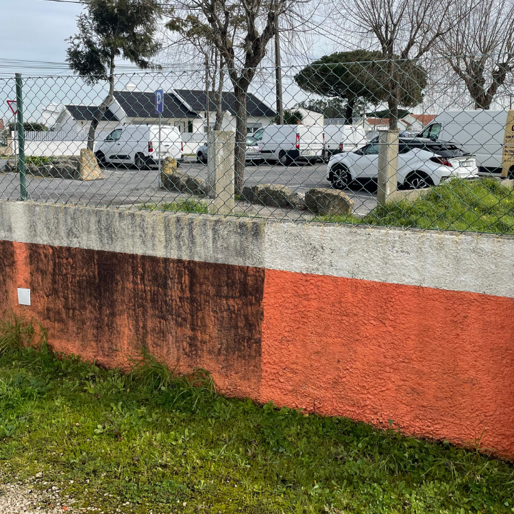 fotografia de muro metade limpo e metade por lavar