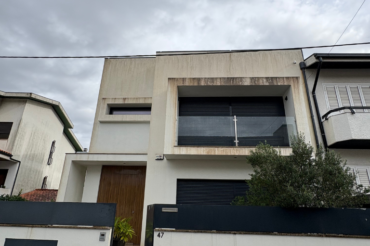 Fotografia de fachadas em capoto antes da limpeza