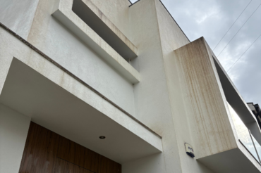 Fotografia de fachadas em capoto antes da limpeza