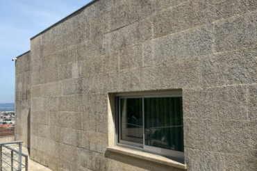 Fotografia de fachada em granito antes de ser lavada