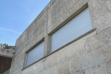 Fotografia de fachada em granito antes de ser lavada