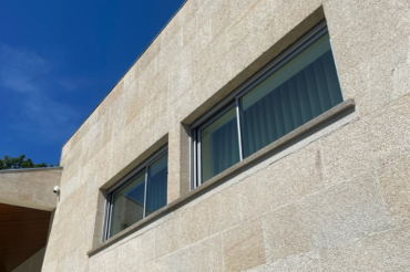 Fotografia de fachada em granito depois de ser lavada