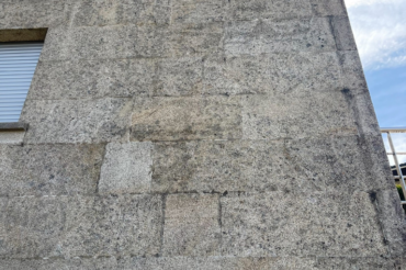 Fotografia de fachada em granito antes de ser lavada
