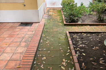 Fotografia de pavimentos antes de serem limpos