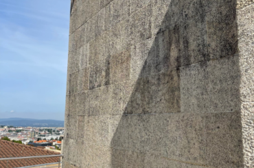 Fotografia de fachada em granito antes de ser lavada
