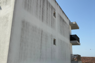 Fotografia de fachadas em reboco pintado antes de ser lavada