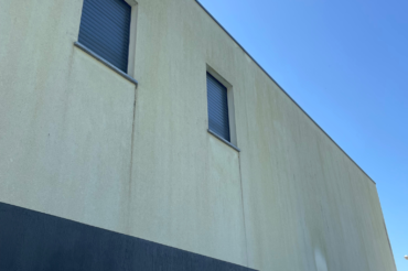 Fotografia de fachadas em capoto antes da lavagem