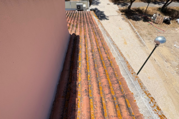 Fotografia de telhado antes de ser lavado